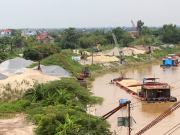 Bất chấp cảnh báo mưa lũ, bến bãi kinh doanh VLXD vẫn tập kết trên tuyến sông Luộc