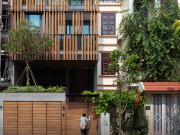 Nhà phố liền kề ấn tượng với mặt tiền hệ lam gỗ tại Hà Nội