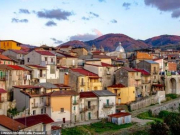 Bên trong ngôi làng tuyệt đẹp ở Italy, chỉ 30.000 đồng/căn nhà