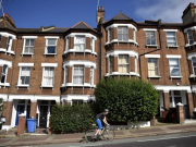 Giá nhà tại Anh chạm ngưỡng thấp nhất trong 10 năm qua