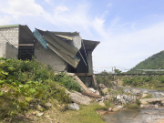 Những ngôi nhà 'dọa sập' ở miền Tây Nghệ An