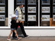 Ngày càng nhiều người mua nhà phải xin tiền trợ giúp từ bố mẹ