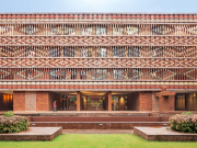 Toà nhà có mặt tiền trang trí gạch độc đáo ở Ấn Độ