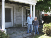 Nơi cần hộ chiếu mới được sang nhà hàng xóm