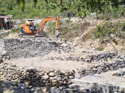 Xây nhà… giữa suối