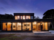 Căn hộ hiện đại với thiết kế mái cỏ ở Nhật Bản