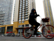 Các thành phố Trung Quốc chạy đua “giữ giá” nhà đất