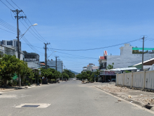 Bán đất tặng nhà mặt phố kinh doanh giữa lòng Tp Nha Trang đường rộng 20m gần biển