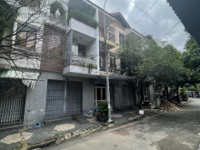 Bán nhà 1tret 2 lầu sát chợ đầu mối Tân Biên, đường 2 xe oto vỉa hè 3 mét, Chỉ 3ty500