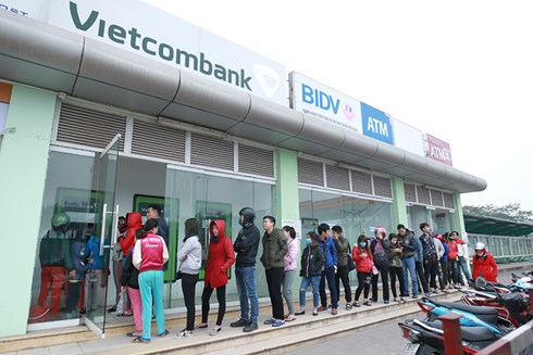 Các ông lớn ngân hàng lại vào cuộc tăng phí rút tiền ATM