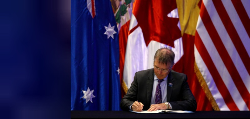 Ông David Parker – Bộ trưởng Bộ Thương mại và Xuất khẩu tăng trưởng của New Zealand ký Hiệp định đối tác Xuyên Thái Bình Dương (TPP) tại Santiago, Chile vào ngày 08/03/2018. Ảnh: Reuters